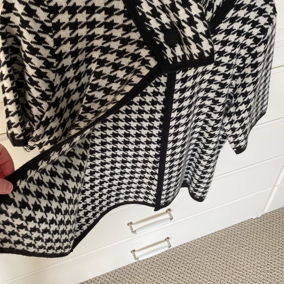 Houndstooth coverup sweater - Picture 6 of 8